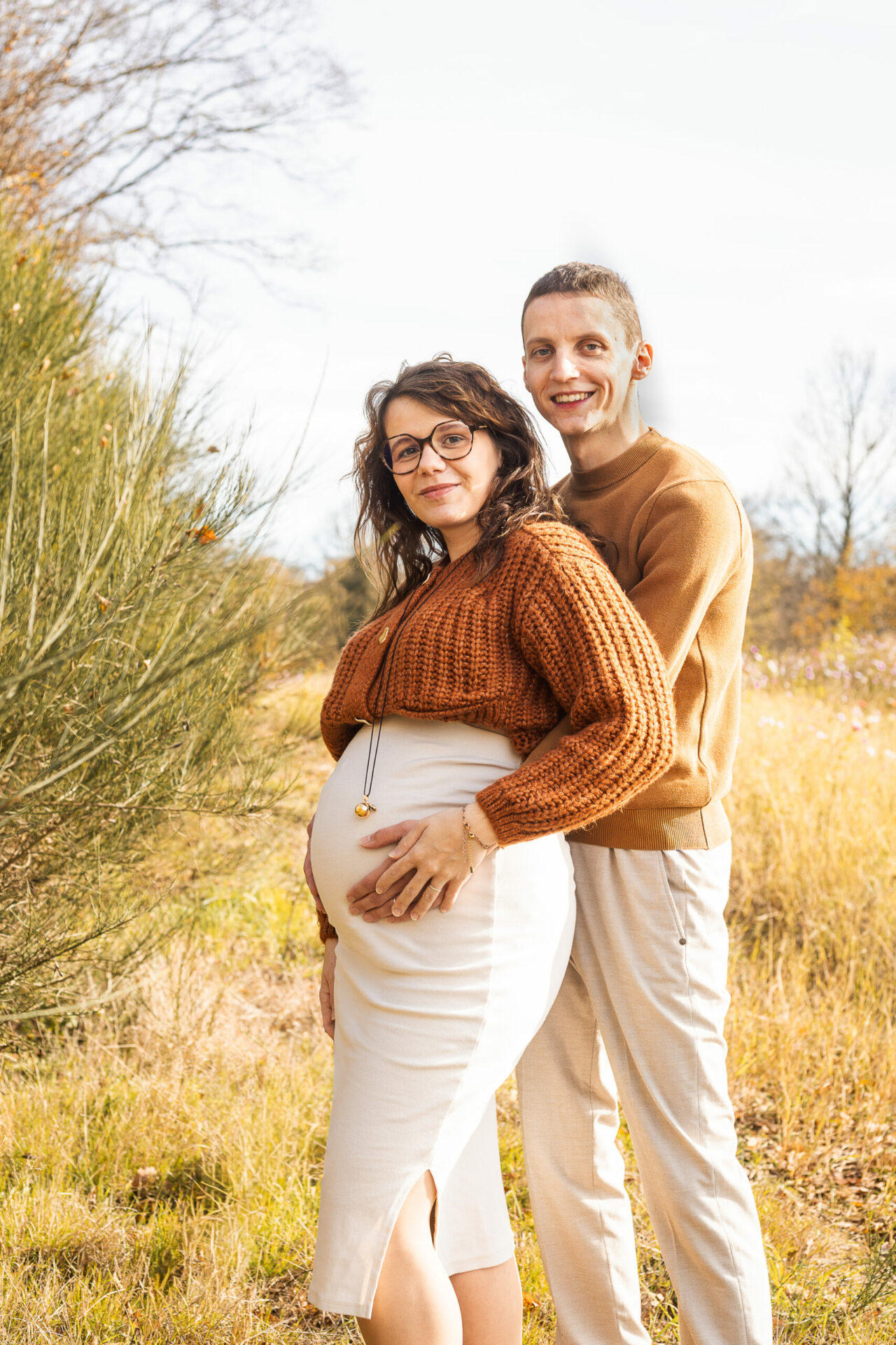 Couple en attente de bébé, séance grossesse en plein air à Péronnas près de Bourg-en-Bresse, style lifestyle naturel