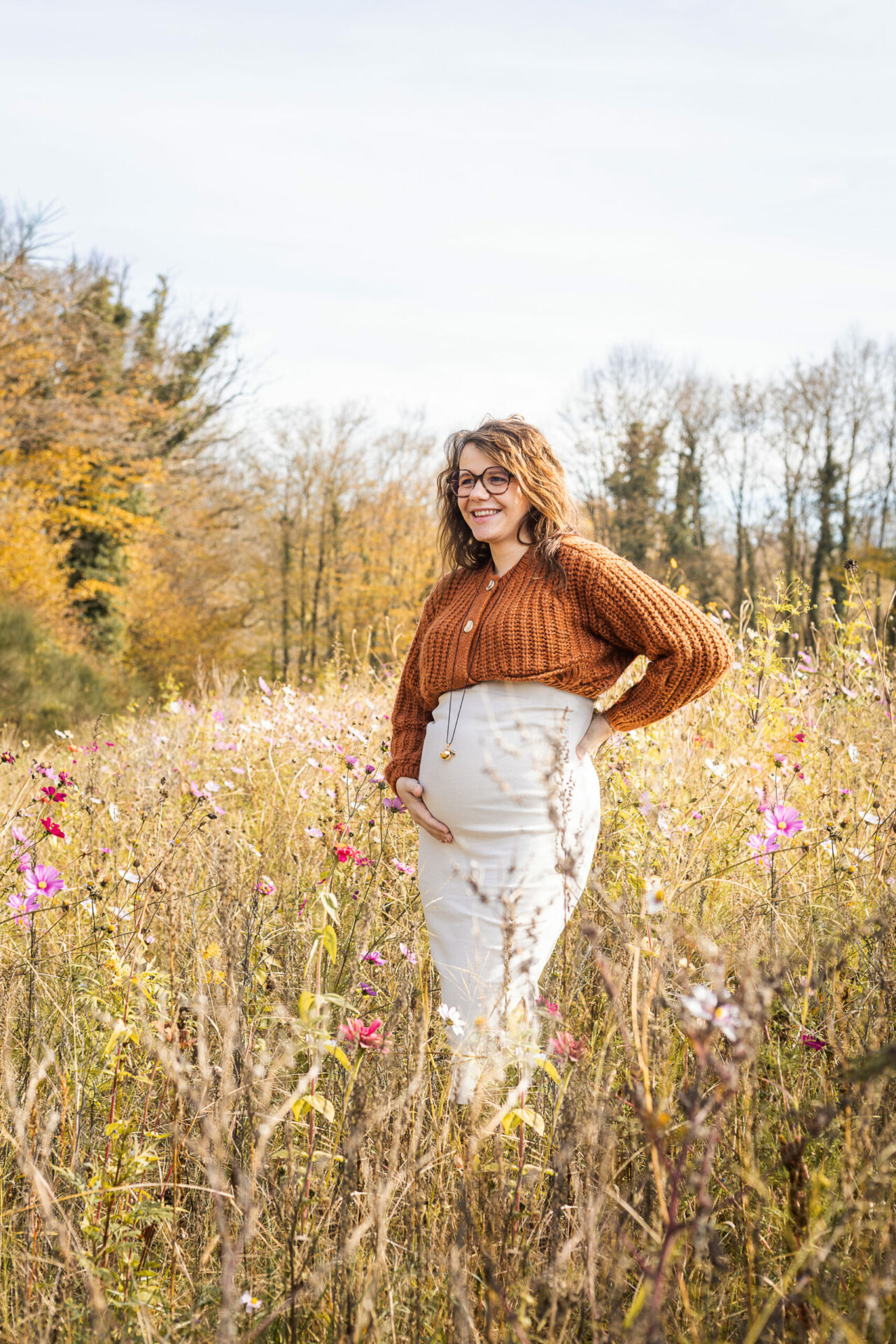 Couple en attente de bébé, séance grossesse en plein air à Péronnas près de Bourg-en-Bresse, style lifestyle naturel