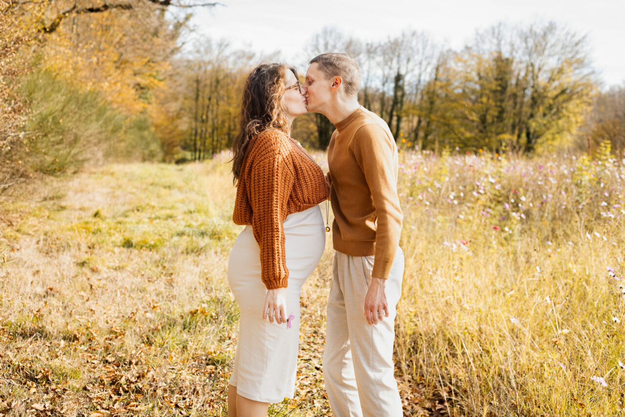 Couple en attente de bébé, séance grossesse en plein air à Péronnas près de Bourg-en-Bresse, style lifestyle naturel