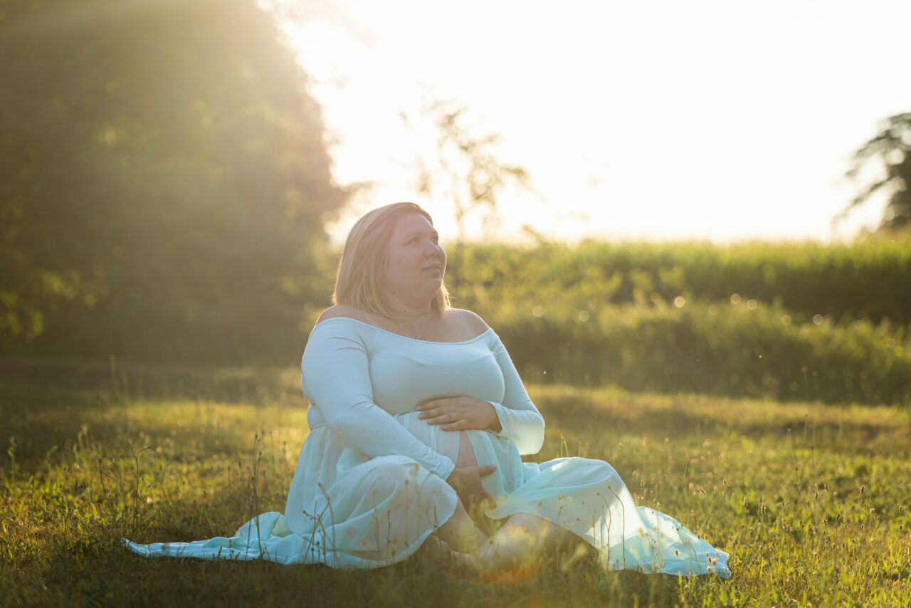 Couple en attente de bébé, séance grossesse en plein air à Péronnas près de Bourg-en-Bresse, style lifestyle naturel