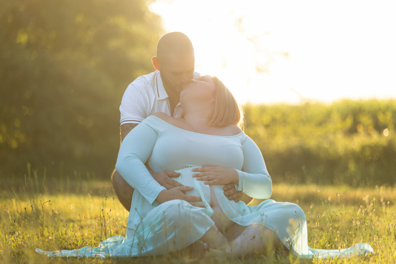 Couple en attente de bébé, séance grossesse en plein air à Péronnas près de Bourg-en-Bresse, style lifestyle naturel