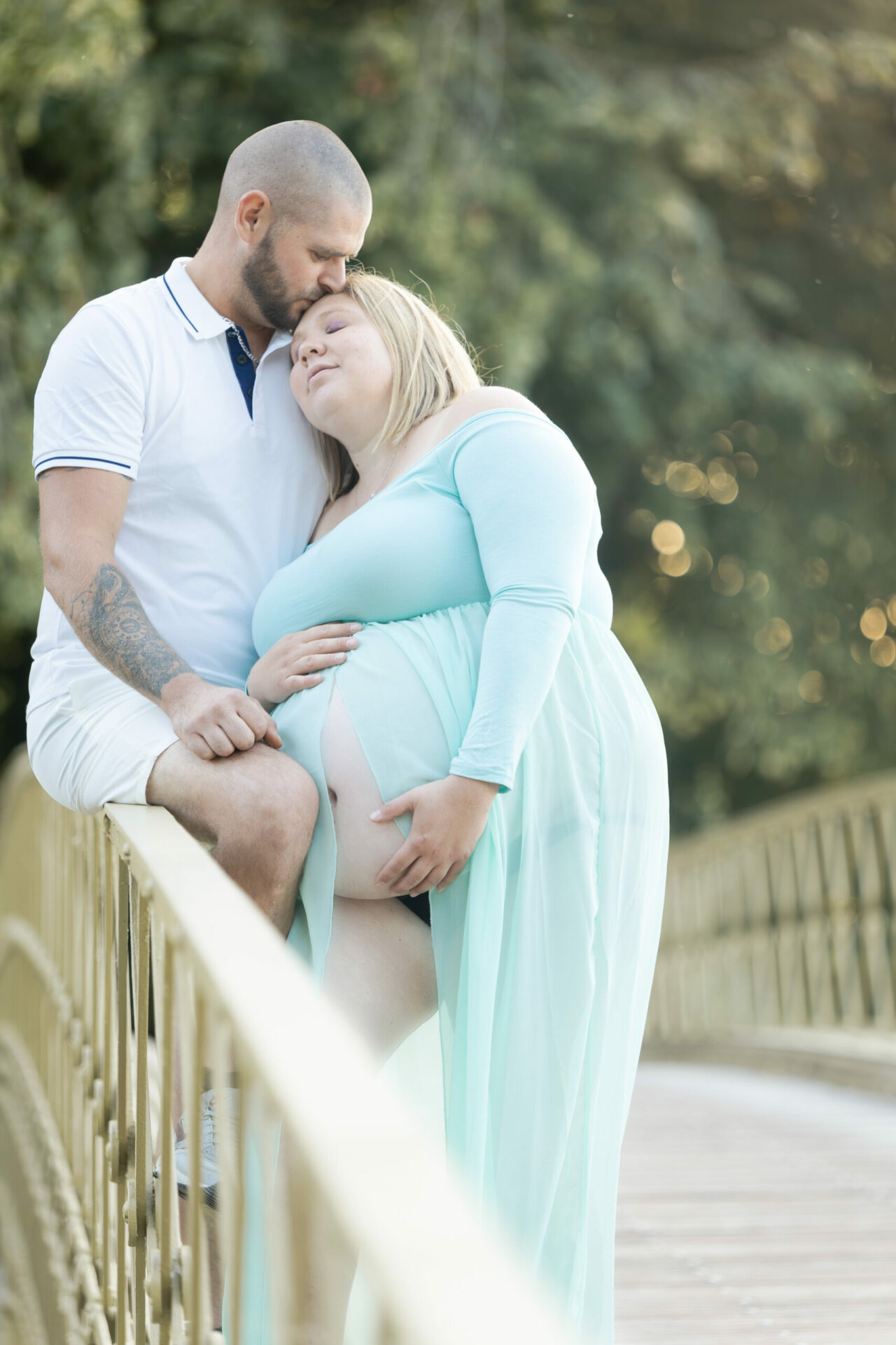 Couple en attente de bébé, séance grossesse en plein air à Péronnas près de Bourg-en-Bresse, style lifestyle naturel