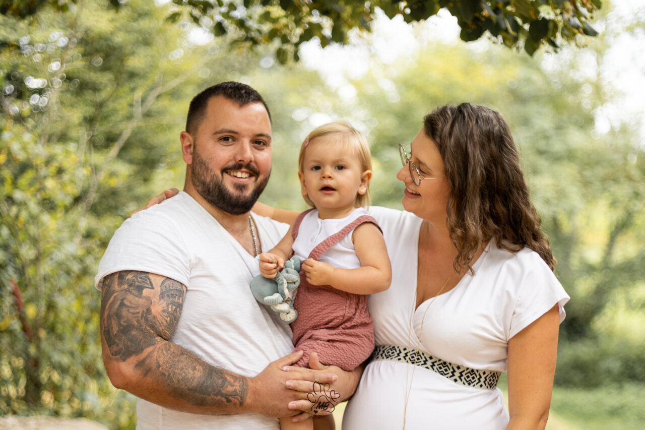 Une jolie famille photographiée en lumière naturelle par une photographe grossesse à Péronnas (Ain)L’importance des photos de famille