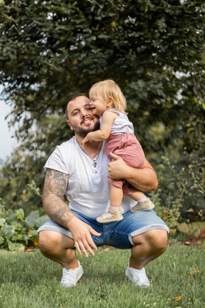 Une jolie famille photographiée en lumière naturelle par une photographe grossesse à Péronnas (Ain) L’importance des photos de famille