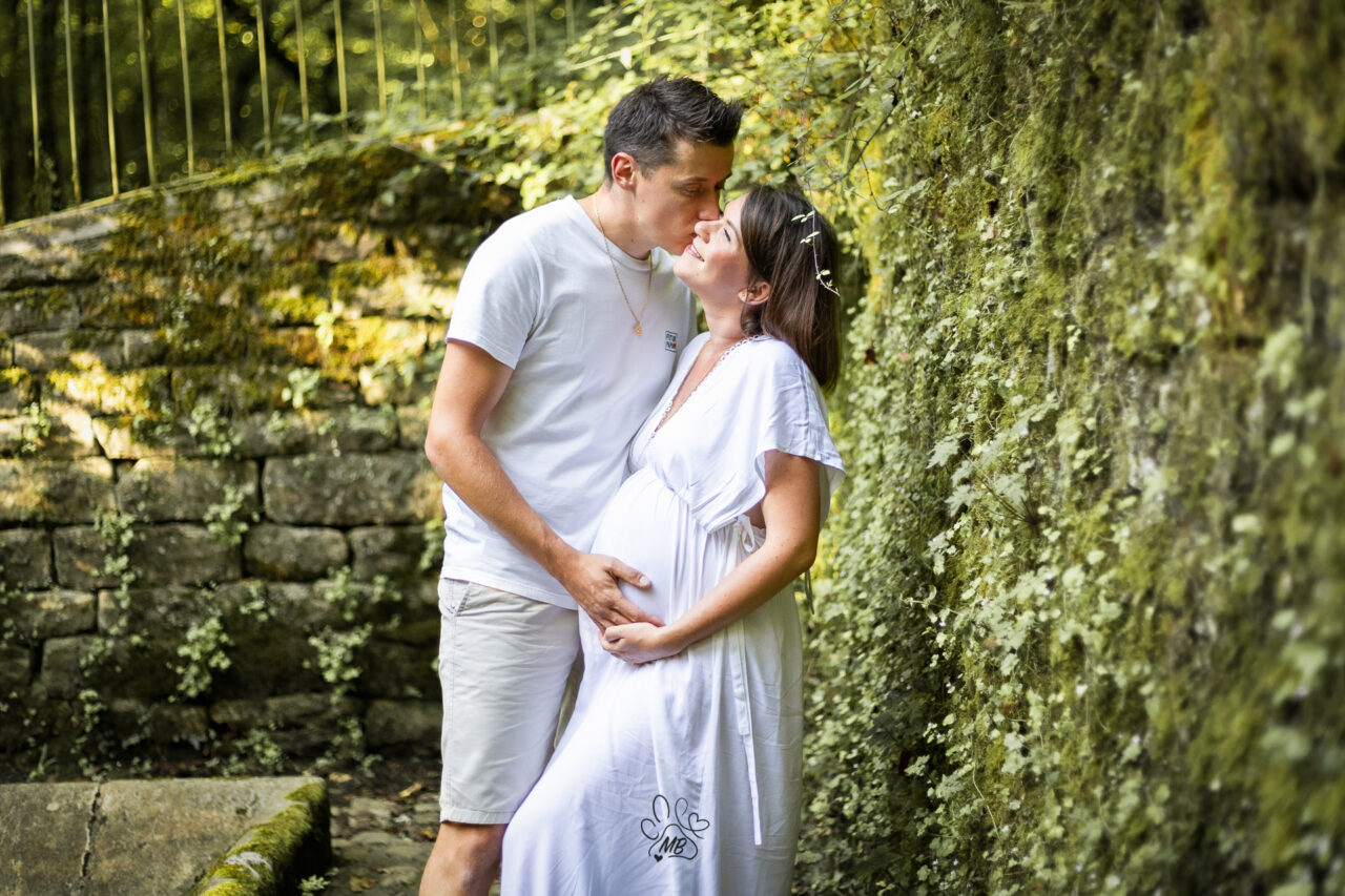 Couple en attente de bébé, séance grossesse en plein air à Péronnas près de Bourg-en-Bresse, style lifestyle naturel