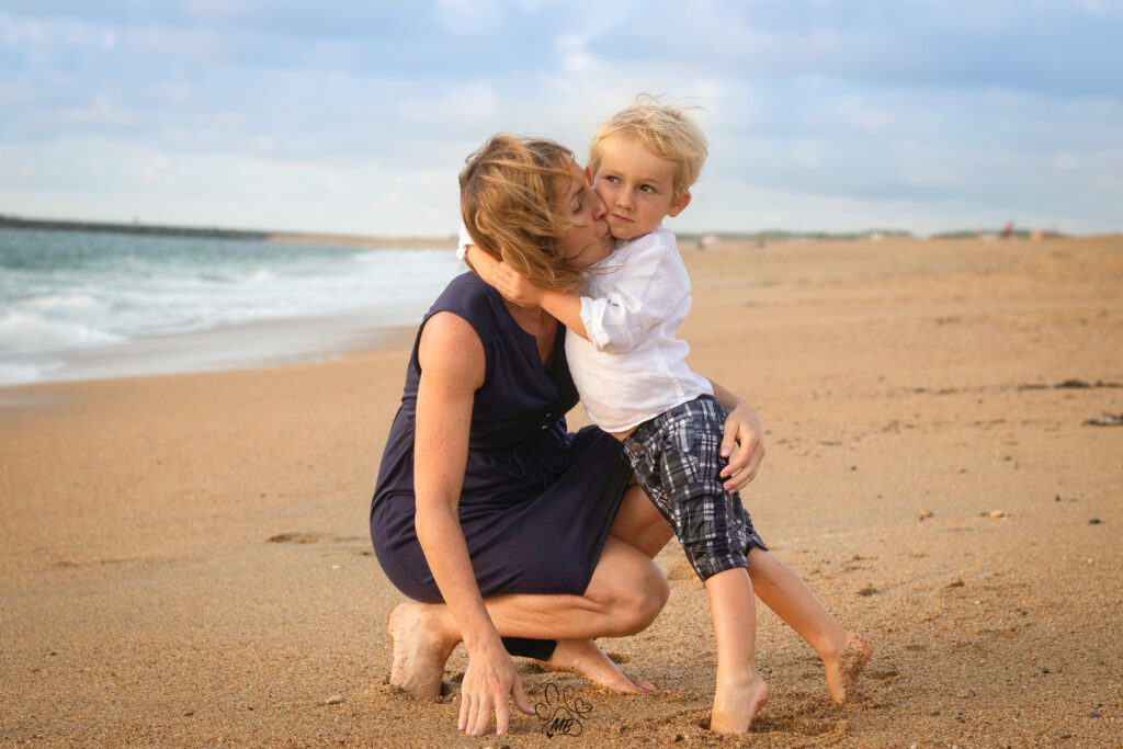 Une jolie famille photographiée en lumière naturelle par une photographe grossesse à Péronnas (Ain)