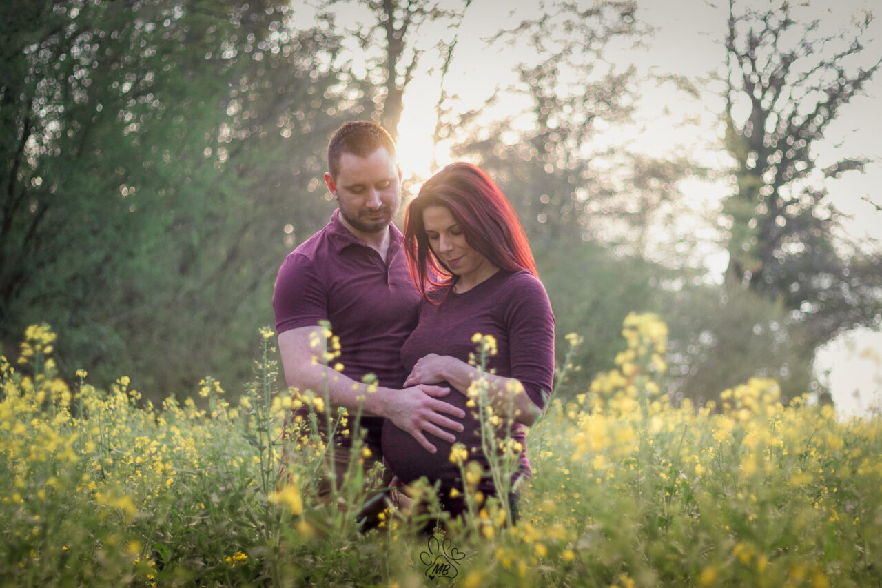 Couple en attente de bébé, séance grossesse en plein air à Péronnas près de Bourg-en-Bresse, style lifestyle naturel