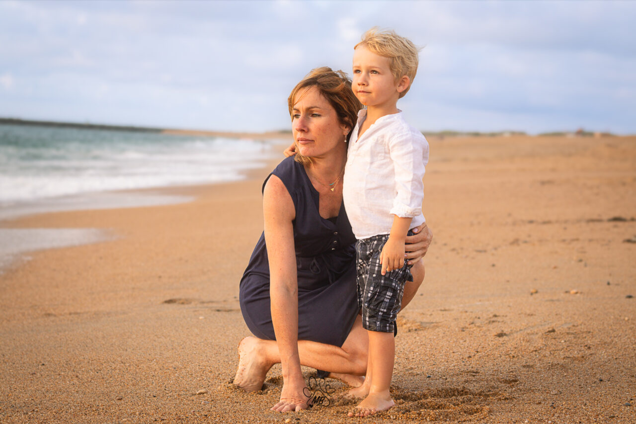 Une jolie famille photographiée en lumière naturelle par une photographe grossesse à Péronnas (Ain) L’importance des photos de famille